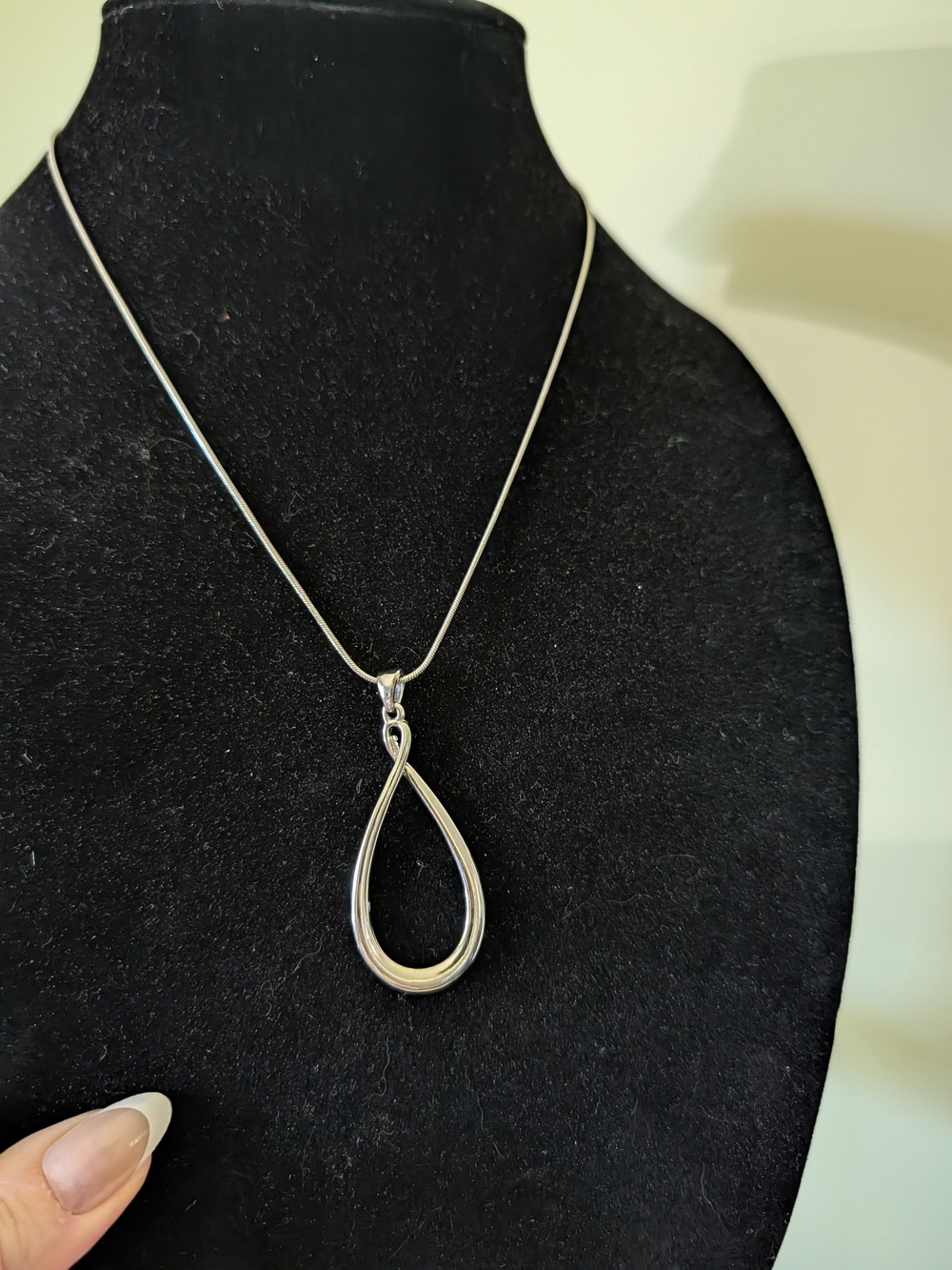 Vintage Silvertone Teardrop Pendant Necklace - Women Jewelry - Picture 2 of 12
